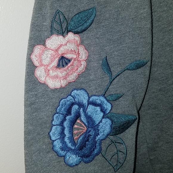 Hollister Embroidered Gray Hoodie w/ pockets - Picture 7 of 8